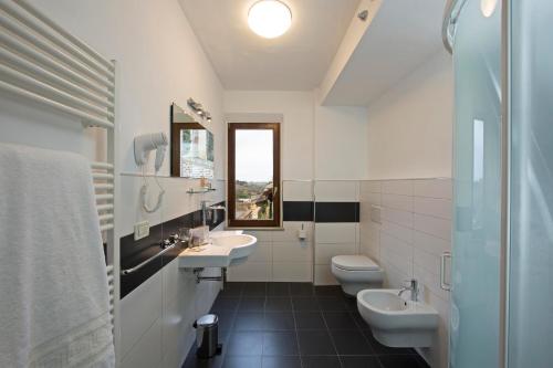 锡耶纳阿尔玛多莫斯酒店的浴室设有2个水槽和2个卫生间
