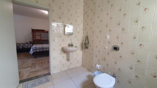 卡拉瓜塔图巴Suítes econômica Flor de Maria的一间带卫生间和水槽的浴室