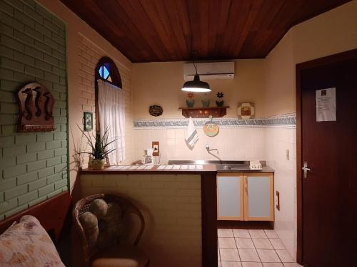弗洛里亚诺波利斯Pousada Estrela do Mar的厨房配有水槽和台面