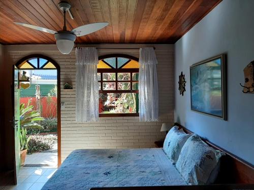 弗洛里亚诺波利斯Pousada Estrela do Mar的一间卧室配有一张床和吊扇