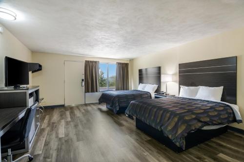 阿宾顿阿尔潘尼汽车旅馆的酒店客房设有两张床和一台平面电视。