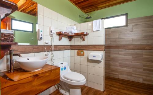 蒙泰韦尔德哥斯达黎加Hotel Trópico Monteverde的浴室配有白色卫生间和盥洗盆。