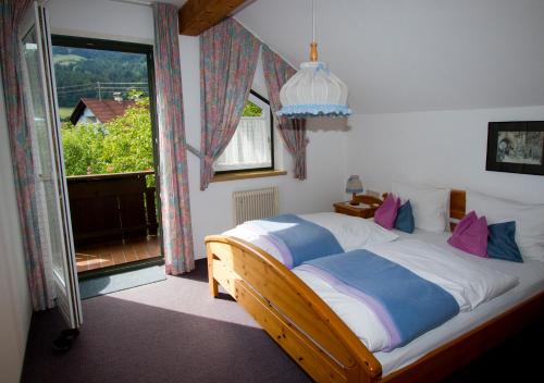 克查赫Apartmenthaus Berdnik的一间卧室设有一张床和一个大窗户