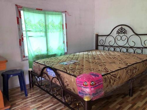Ban BoGarden Home, Chanthaburi的一间卧室配有一张大床和安息灯