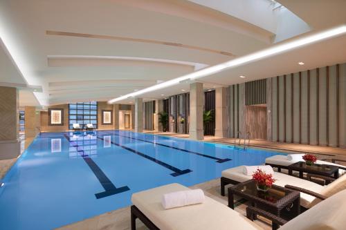 上海上海南新雅皇冠假日酒店的酒店大堂的大型游泳池