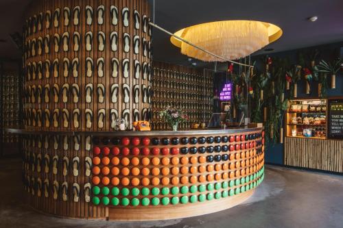 汉堡Superbude Hamburg Altona的酒吧,带葡萄酒瓶的壁