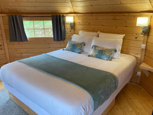 IzieuAux Kotas Finland'Ain的小木屋内一间卧室,配有一张大床