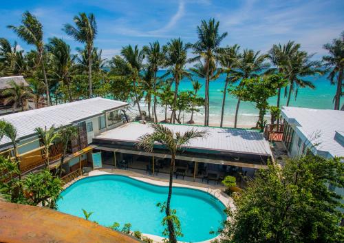 长滩岛长滩岛红椰子海滩酒店的享有度假胜地的空中景致,设有游泳池和海洋