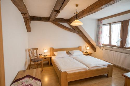 LauchringenDer Adler的卧室配有1张床、1张桌子和1把椅子