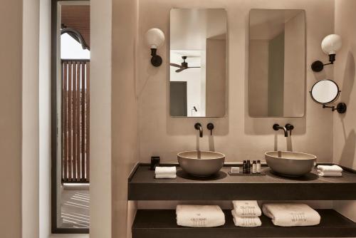 梅松吉The Olivar Suites的浴室设有2个水槽和镜子