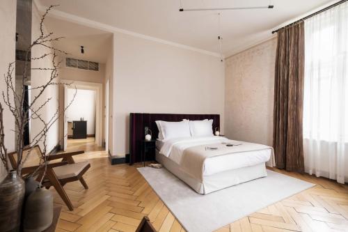 维也纳Zola Hotel - Palais de Bohème Adults Only的卧室设有白色的床和大窗户