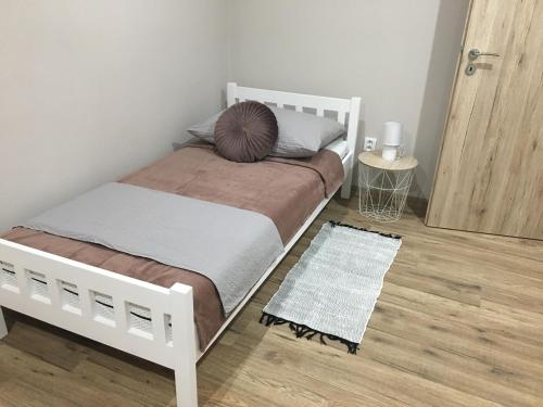 Malá TŕňaTokajský domček的卧室配有白色的床和枕头