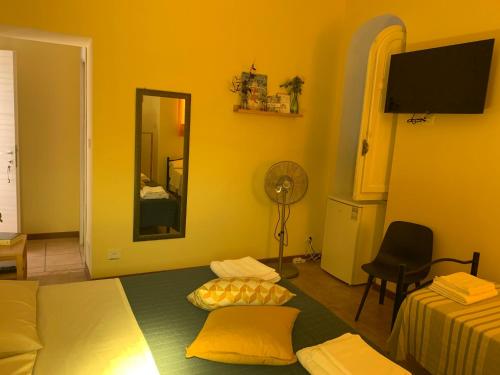 安齐奥Agriostello Riparo的一间卧室配有一张床、镜子和风扇