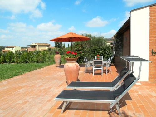 波吉奥的圣多纳托Holiday Home Casa San Martino by Interhome的庭院配有遮阳伞和桌椅。