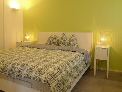 圣莫里茨Apartment Chesa La Soliva by Interhome的一间卧室配有一张带棉质棉被的床和2个床头柜。