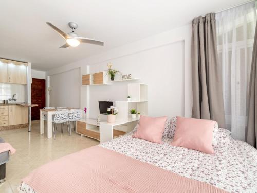 圣费德洛斯博利什Studio Lorna by Interhome的卧室配有粉红色的床和书桌