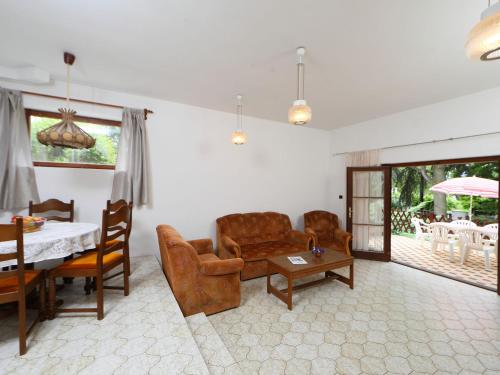 巴拉顿菲兹弗Holiday Home Pinus 2 by Interhome的客厅配有沙发和桌子