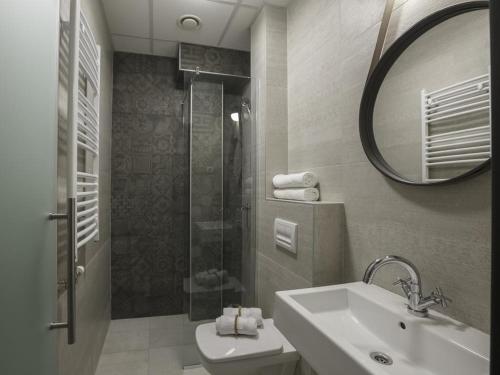 贝尔格莱德Savamala b&b的一间带水槽、淋浴和镜子的浴室