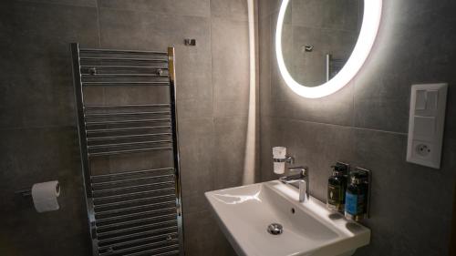 瓦尔卡Apartmány 45 Valča的一间带水槽和镜子的浴室