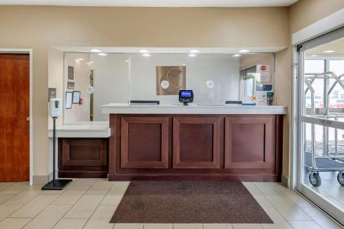 俄克拉何马城俄克拉何马城康福特茵酒店的一间医院房间,配有柜台和镜子