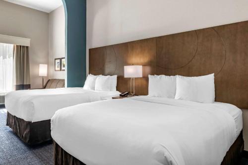 达尼亚滩Comfort Suites Fort Lauderdale Airport & Cruise Port的配有白色床单的酒店客房内的两张床