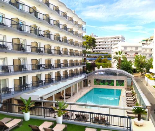 罗列特海岸赫利俄斯犹酒店的享有酒店空中美景,设有游泳池