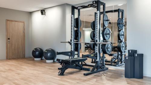 松兹瓦尔Clarion Hotel Sundsvall的健身房设有一排举重器材