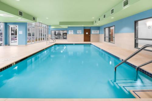 Suisun CityHoliday Inn Express & Suites - Suisun City, an IHG Hotel的大楼内的一个蓝色海水游泳池