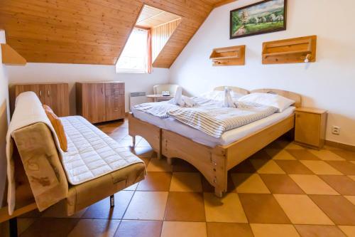 Malenovice拉斯卡布达霍思基酒店的一间卧室配有一张床和长凳