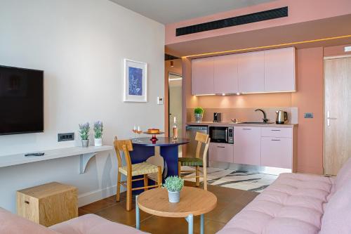 海若克利欧Pavo Art Hotel的客厅以及带沙发和桌子的厨房。