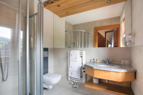 扎科帕内萨巴瓦酒店的浴室配有卫生间、盥洗盆和淋浴。