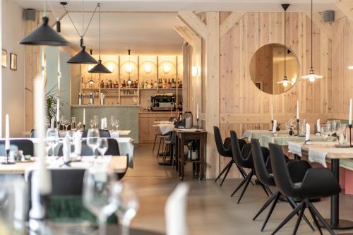 奥特尔恩多夫Altstadthotel Eibsen的餐厅拥有木墙和桌椅