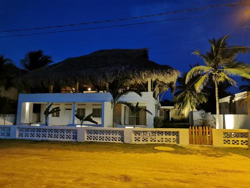 科韦尼亚斯Casa el Muelle的白色的茅草屋顶房屋
