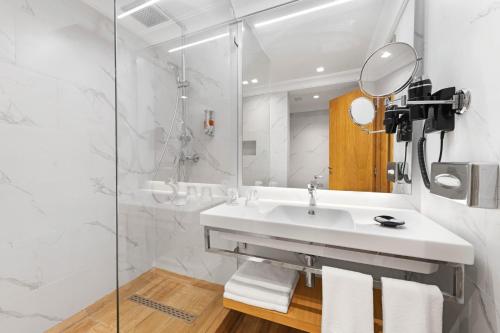 马拉喀什Hotel Riu Tikida Garden - All Inclusive Adults Only的一间带水槽和镜子的浴室