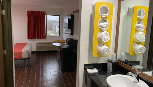 富兰克林Relax Inn的酒店客房设有带水槽和镜子的浴室