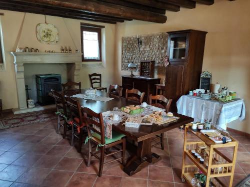 蒙蒂基亚里B&B Santa Cristina的一间带桌椅和壁炉的用餐室
