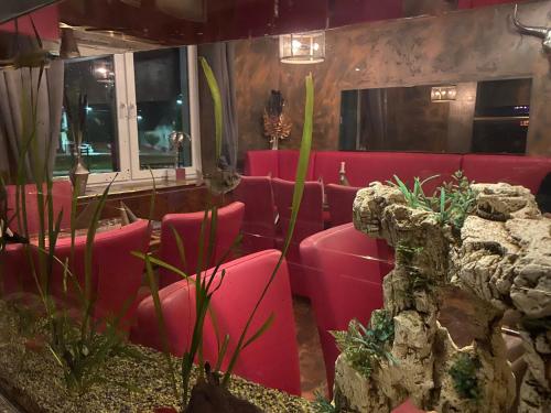 瓦尔德布勒尔Hotel Boxberg的餐馆里一群红色椅子