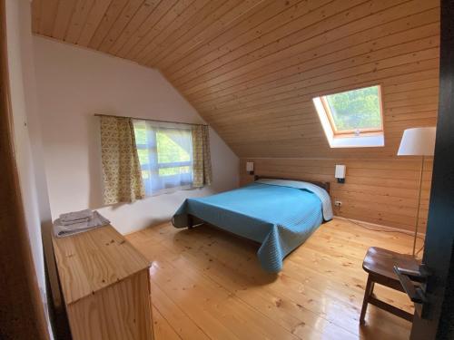 斯科列Шале Лаванда的木制客房内的一间卧室,配有一张床