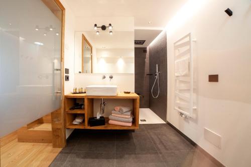卡瓦莱塞B&B fiordimelo的一间带水槽和镜子的浴室