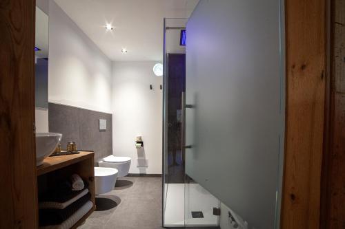 卡瓦莱塞B&B fiordimelo的带淋浴、盥洗盆和卫生间的浴室