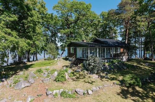 SvartsjöEscape to Your Very Own Private Island - Just 30 Minutes from Stockholm的树上小房子