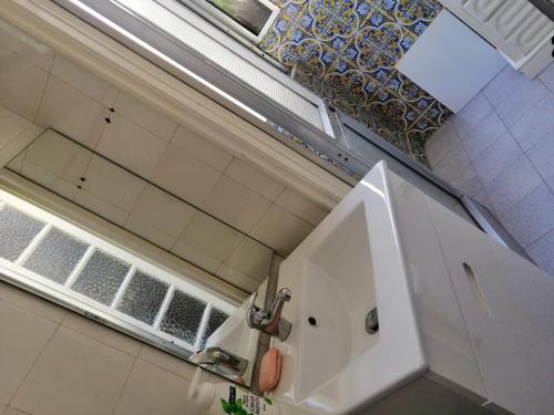 布拉加Sasimi Nice Hostel的一间带水槽和窗户的浴室