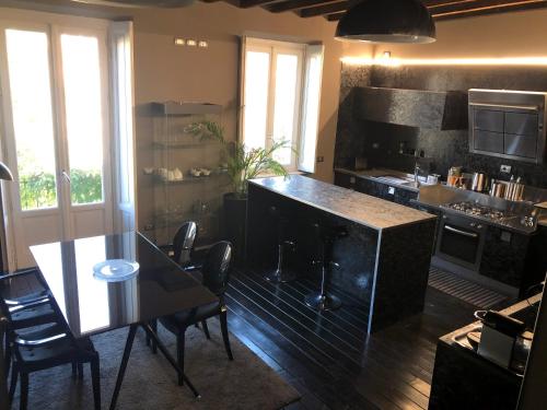 米兰LIPPI 42 Exclusive Luxury Apartment的厨房配有柜台和桌椅