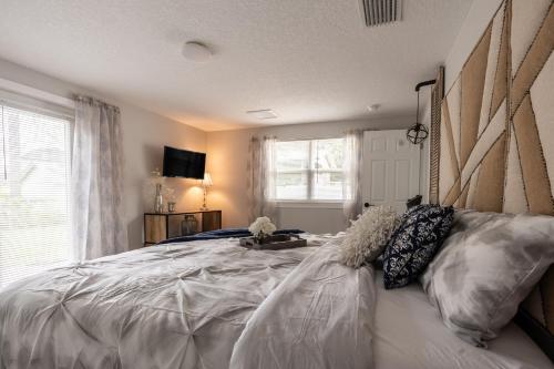 奥兰多Cozy Apartments in the Triplex House, Historic District of Orlando的一间卧室设有一张大床和一个窗户。