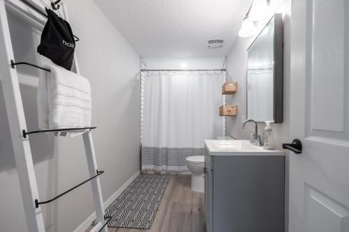 Cozy Apartments in the Triplex House, Historic District of Orlando的一间浴室