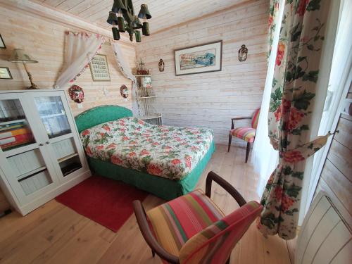 卡普费雷Villa "Le Mirage"的一间卧室,卧室内配有一张床和一把椅子