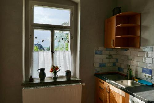FrankenbergFerienwohnung ANDERE ZEITEN的厨房设有窗户和水槽