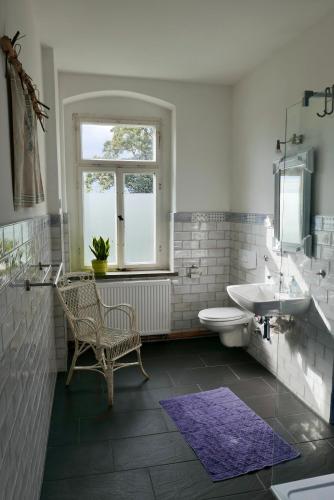 FrankenbergFerienwohnung ANDERE ZEITEN的一间带水槽和卫生间的浴室以及窗户。