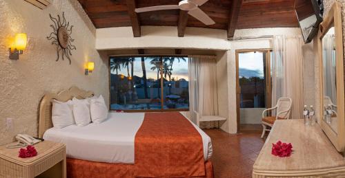 巴拉德纳维达Cabo Blanco Hotel and Marina的酒店客房设有一张床和一个阳台。