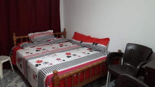艾因苏赫纳Seaview Chalet - Ain Sokhna的一间卧室配有一张床和一张黑椅